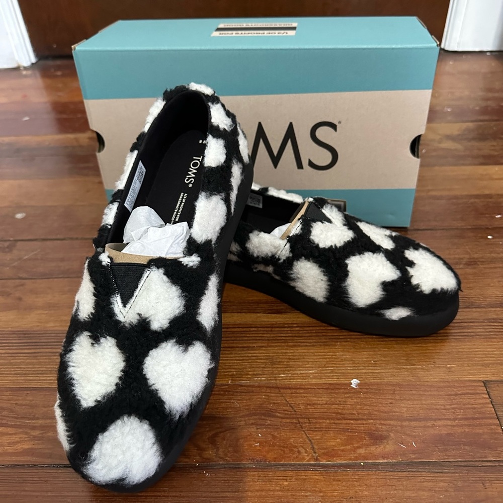 NWT TOMS Alpargata Mallow Black Hearts, Faux Shearling, Size 8